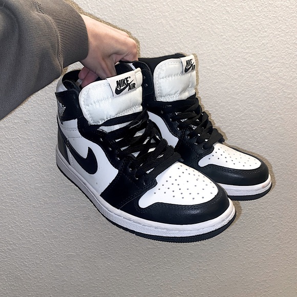 Nike Air Jordan 1 Retro High - Picture 4 of 6